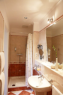 Hotel Berlin double room shower bath