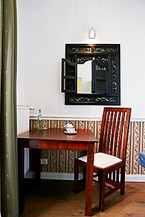 Hotel Berlin Zimmer Komfort Tisch mit Stuhl