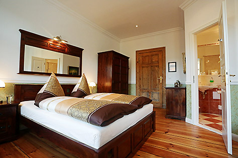 Hotel Berlin Standard Zimmer großes Bett
