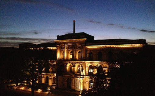 Aussicht vom Apartment Hotel Berlin GARDEN - LIVING auf das Naturkundemuseum bei Nacht